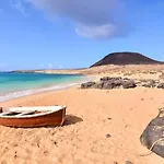 فيلة Acomari *